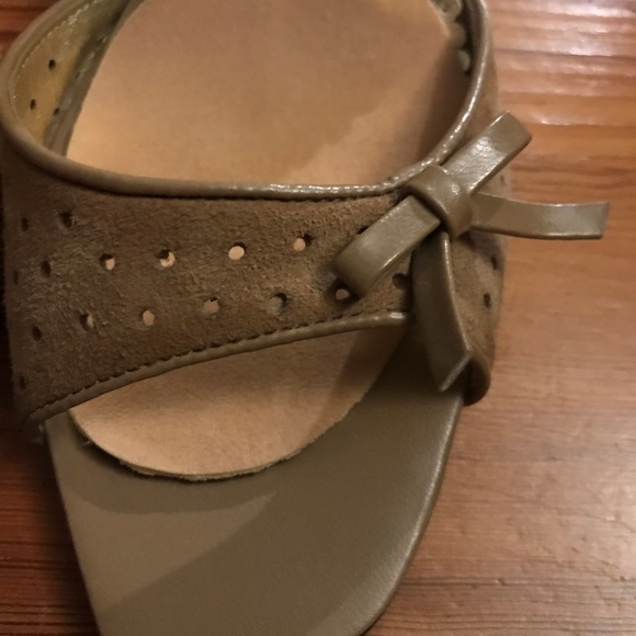 BCBG Girls Beige Suede Open Toe Kitten Pumps NEW - Picture 5 of 6